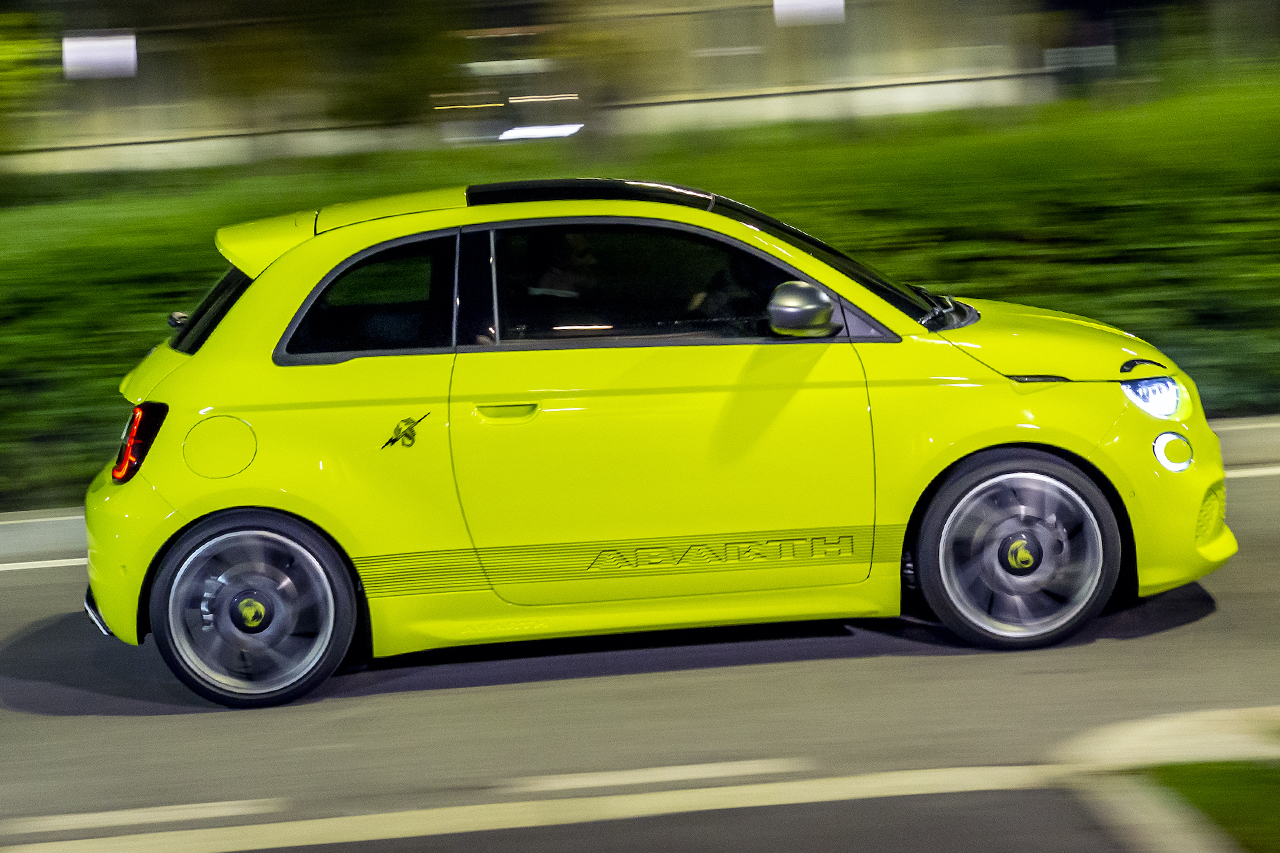 Sluimeren Uitgaand springen Fiat's new Abarth 500 now features electricity in the scorpion's tail with  the 500e