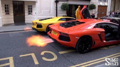 Video: 2 Loud Lamborghini Aventadors - Rev Battle London