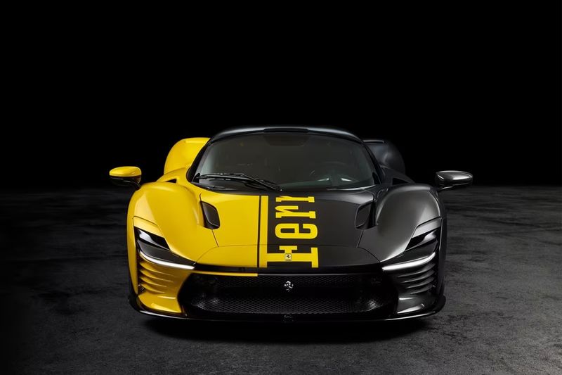 Ferrari Unveils a One-Off Daytona SP3 for Charity: Carbon, V12
